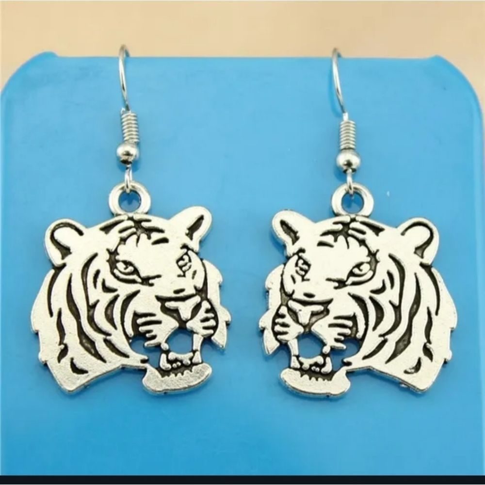 Sterling Silver hooks stainless steel tiger detailed earrings new